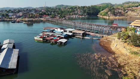 Vista-Panorámica-Del-Puerto-De-Mon-Y-Su-Famoso-Puente,-Que-Muestra-La-Bulliciosa-Actividad-Y-El-Hito-Icónico-De-La-Comunidad-De-Mon.