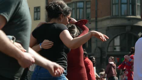 Gente-Bailando-En-La-Plaza-Kultorvet-En-Copenhague-En-Un-Día-Soleado