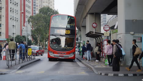 Passagiere-Besteigen-Den-Bus-619-Im-Städtischen-Hongkong