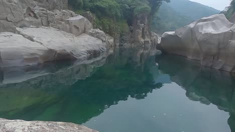 Piedra-Blanca-Brillante-Formada-Naturalmente-En-Una-Forma-única-En-El-Lecho-Del-Río-De-Montaña-Por-La-Mañana-El-Video-Se-Toma-En-Sliang-Wah-Umngot-Amkoi-Jaintia-Hill-Meghalaya-India