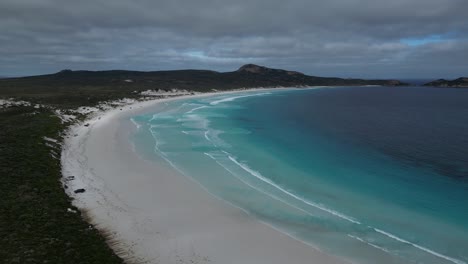 Panoramic-view-of-the-entire-white-sandy-beach-of-Lucky-Bay-Beach-in-Western-Australia