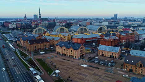 Riga,-Lettland,-Baltikum,-4K-Luftbildvideo-Von-Einer-Drohne-Der-Altstadt-Von-Riga