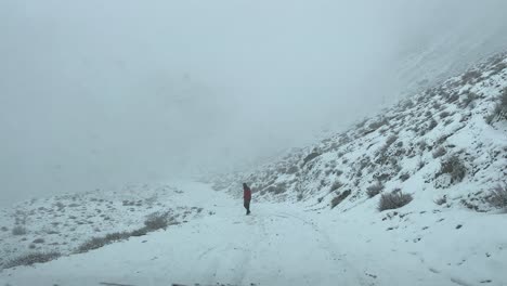 Autofahren-Auf-Einer-Bergstraße-In-Der-Stadt-Skardu-In-Einer-Schneebedeckten-Landschaft---Es-Ist-Bewölkt