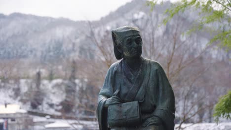 Estatua-De-Matsuo-Basho-En-El-Templo-Yamadera-En-El-Invierno-Del-Norte-De-Japón