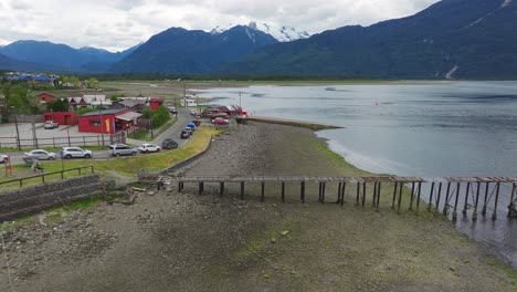 Vista-Aérea-De-Los-Autos-Esperando-El-Ferry-Para-Cruzar-En-Hualaihué,-Una-Comuna-Chilena-Ubicada-En-La-Provincia-De-Palena,-Región-De-Los-Lagos-Al-Lado-Del-Canal-Del-Fiordo