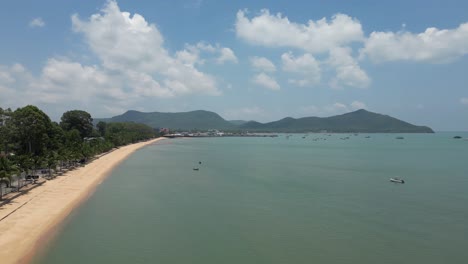 Golfo-De-Tailandia-Y-Playa-Bang-Saray-En-Un-Hermoso-Día-Con-Cielo-Azul-Y-Suaves-Nubes-Blancas