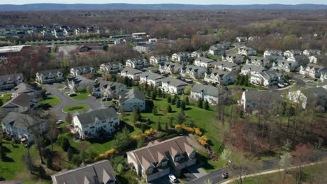 4K-Drohnenaufnahmen-Von-Eigentumswohnungen-Und-Wohnhäusern-In-Sackgassen-In-Middletown,-New-York