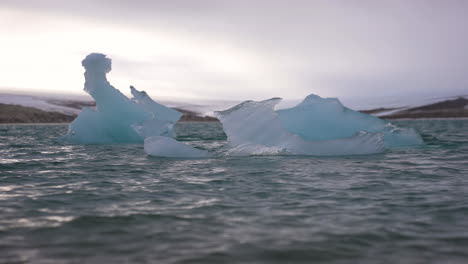 Kleine-Eisberge-Im-Kalten-Meerwasser-Im-Polarkreis,-Zeitlupe
