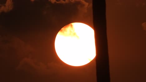 Schöner-Bewölkter-Sonnenuntergang-Aus-Nächster-Nähe