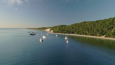 Playa-De-Arena-Blanca-Isla-Panorámica-Paisaje-Aéreo-Barcos-Barco-Hundido-En-La-Isla-Tangalooma-Moreton,-Destino-De-Viaje-Australiano