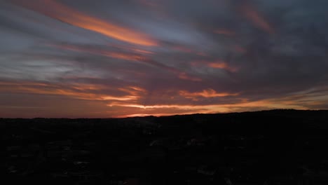 Lienzo-Del-Atardecer-Sobre-El-Horizonte,-Pintando-El-Cielo-Con-Tonos-Oscuros