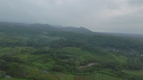 Luftaufnahme-Der-Atemberaubenden-Natur-In-Den-Ländlichen-Gebieten-Indonesiens