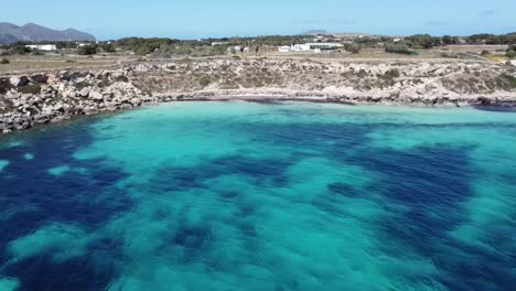 Blauer-Strand-Auf-Der-Insel-Favignana-Mit-Einer-Drohne