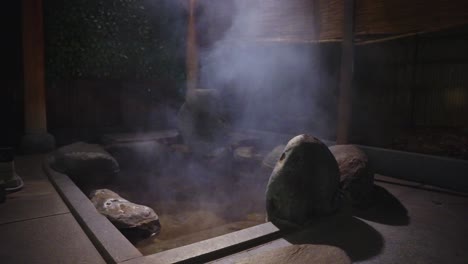 Japanisches-Heißes-Quellbad-Nachts-Im-Outdoor-Ryokan-Gasthof