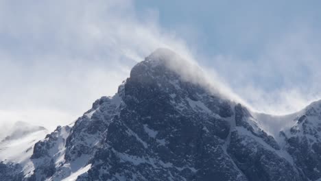 Zeitraffer-In-Den-Rocky-Mountains-Im-Winter,-Als-Bei-Starkem-Wind-Gischt-Vom-Gipfel-Weht---Telluride,-Colorado