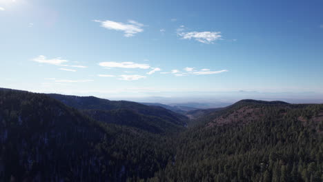 Hohen-Winkel-Luftaufnahme-Der-Berge-Und-Täler-In-Der-Nähe-Von-Cloudcroft,-New-Mexico-An-Einem-Klaren-Tag