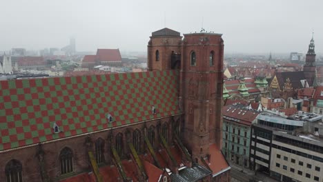 Aerial-view-of-central-Wroclaw,-Poland---with-Cathedral-of-St-Mary-Magdalene-and-Old-Town
