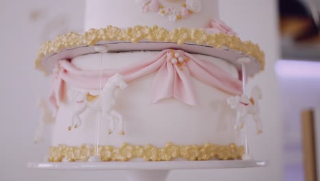 Elegante-Karussell-Torte-Mit-Rosa-Vorhängen-Und-Goldener-Verzierung,-Perfekt-Für-Partys