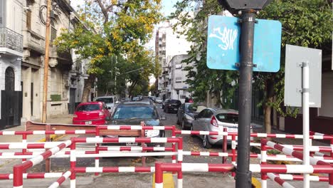 Cruce-De-Vías-A-Través-De-Ferrocarril-Alerta-Alarma-Camino-Retorcido-Rojo-Blanco-Seguro-En-El-Barrio-Caballito-Calles-De-Buenos-Aires-Argentina-A-La-Luz-Del-Día