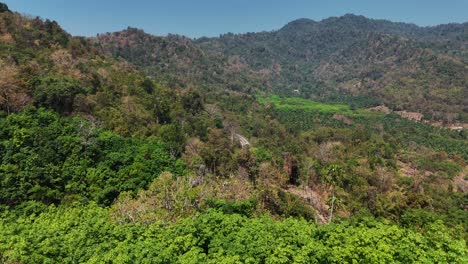 Vista-Panorámica-Del-Parque-Nacional-De-Khao-Laem,-Con-Sus-Caminos-Serpenteantes-A-Través-De-La-Jungla.