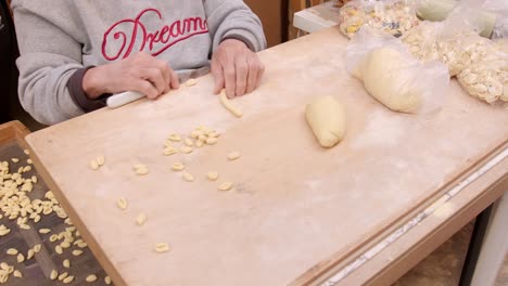 Traditionelle-Zubereitung-Handgemachter-Orecchiette-Nudeln-In-Bari,-Italien