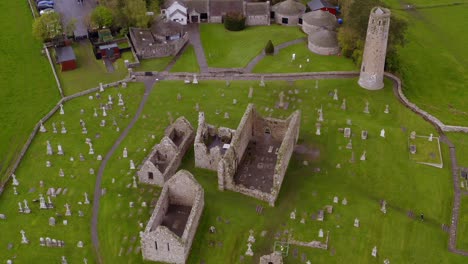 Ascenso-Aéreo-De-Arriba-Hacia-Abajo-Con-Una-Inclinación-Que-Captura-La-Antigua-Belleza-De-Clonmacnoise.