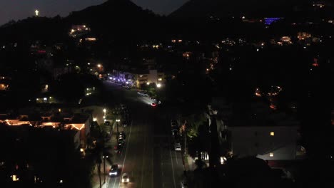 Der-Verkehr-Fließt-Auf-Dem-Cahuenga-Boulevard-In-Los-Angeles