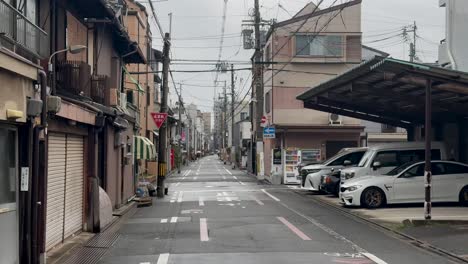 Caminando-Por-Una-Calle-Con-Poca-Gente-En-Kyoto,-Japón,-Durante-El-Día