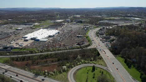 Se-Pueden-Ver-Imágenes-Aéreas-De-Drones-De-4k-De-Centros-Comerciales-Industriales-Y-Centros-Comerciales-En-Middletown,-Nueva-York,-Y-El-Tráfico-Con-Montañas-Al-Fondo