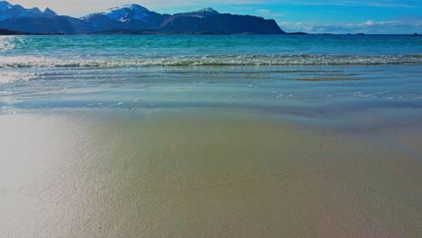 Das-Wasser-Des-Atlantiks-Erreicht-Die-Unberührte-Küste-Am-Sonnigen-Frühlingstag