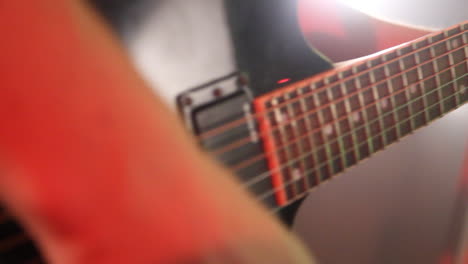 Toma-Manual-De-Un-Hombre-Tocando-Una-Guitarra-Eléctrica.