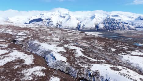 Aéreo-Panorámico-Paisaje-Nevado-Islandia-Cascada-Svartifoss-Formaciones-Terrosas-Parque-Nacional-Nórdico