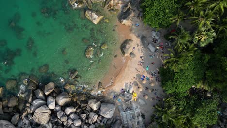 Vista-Aérea-Aérea-De-La-Hermosa-Playa-Tropical-Con-Gente