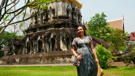 Mujer-Bonita-Joven-Caminando-En-El-Templo-Budista-De-Chiang-Mai.