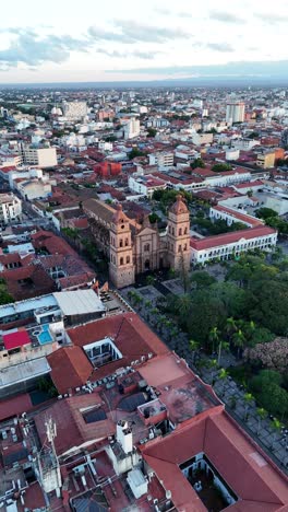 Drone-Shot-Ciudad-Plaza-Principal-Catedral-Viaje-Cielo-Santa-Cruz-Bolivia