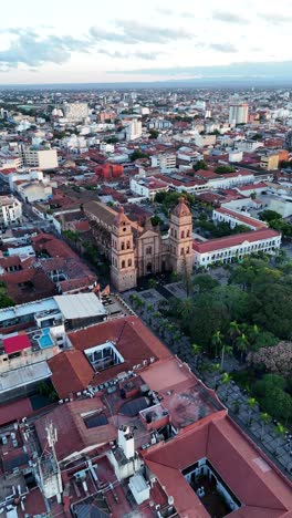 Drohnenschuss-Stadt-Hauptplatz-Kathedrale-Reise-Himmel-Santa-Cruz-Bolivien