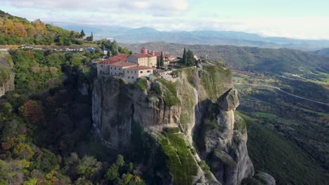 Monasterio-De-Meteora-De-4k-En-Una-Montaña-De-Arenisca-Con-Vistas-Al-Valle