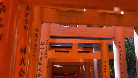 Zeitlupen-Schwenk-Von-Orangefarbenen-Holzschreinen-Im-Fushimi-Inari-Taisha-In-Japan