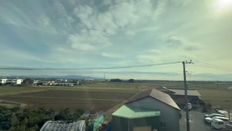 Casas-Cerca-De-La-Vista-Del-Paisaje-Industrial-Y-Rural-Desde-El-Tren-Bala-Entre-Kioto-Y-Tokio-En-Japón