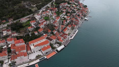 Eine-4K-Drohnenaufnahme-Zeigt-Die-Bezaubernde-Stadt-Perast-In-Montenegro,-Die-Für-Ihre-Barocke-Architektur-Und-Ihr-Maritimes-Erbe-Bekannt-Ist