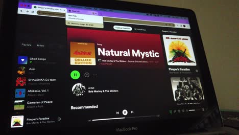 La-Pantalla-Del-Portátil-Reproduce-Música-En-El-Concepto-De-Streaming-De-Primer-Plano-De-Spotify,-Distribución-De-Sonido-Digital.