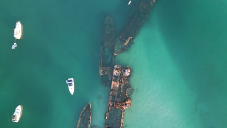 Mar-Azul-Aéreo-De-Arriba-Hacia-Abajo-Naufragio-Vehículo-De-Barco-Oxidado-En-Agua-Prístina-Disparo-De-Drone