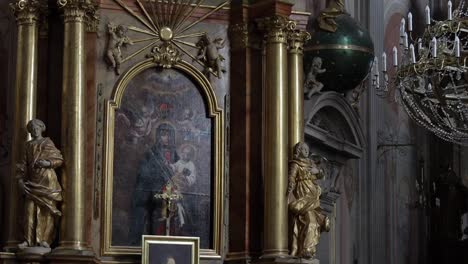 Pintura-De-Jesús-Y-María-En-Un-Marco-Dorado-En-La-Pared-De-La-Iglesia-Católica-Romana-De-San