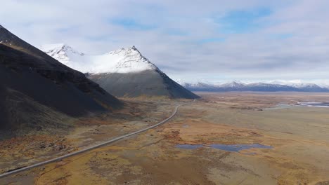 Luftpanorama-Der-Natürlichen-Gletscherflussberge-Islands,-Schneebedeckte-Geologische-Formationen,-Skyline-Hintergrund,-Isländischer-Reiseort