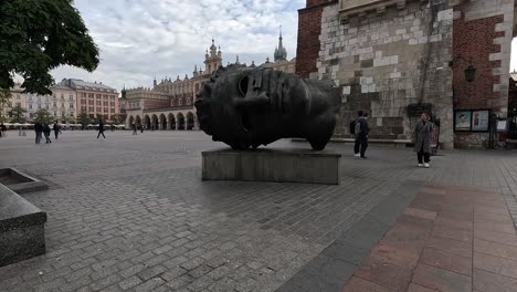 Skulptur-Eros-Mit-Verbundenen-Augen-Auf-Dem-Zentralen-Stadtplatz-In-Krakau,-Polen