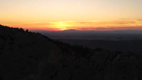 Farbtöne-Malen-Den-Himmel,-Während-Die-Sonne-In-Einem-Goldenen-Licht-Knapp-über-Dem-Horizont-Untergeht-Und-Eine-Malerische-Szene-Der-Ruhe-Erzeugt,-Die-Die-Essenz-Der-Schönheit-Der-Natur-Und-Der