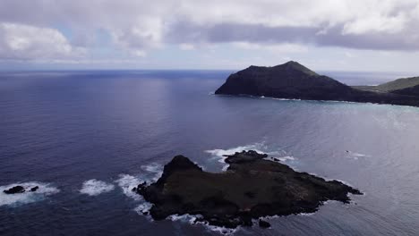 Imágenes-Aéreas-Sobre-El-Océano-Pacífico-Que-Muestran-Formaciones-De-Islas-Volcánicas-De-Las-Islas-Hawaianas-De-La-Costa-De-Oahu.