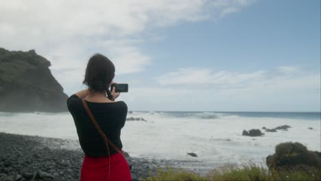 Frau-Nimmt-Video-Am-Meeresstrand-Auf