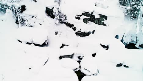 Rocas-Cubiertas-De-Nieve-En-El-Bosque---Vista-Aérea-De-Drones