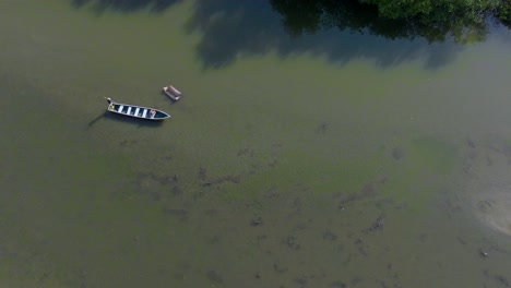 Vista-De-Pájaro-De-Un-Barco-Pasando-Por-Un-Sofá-Hundido